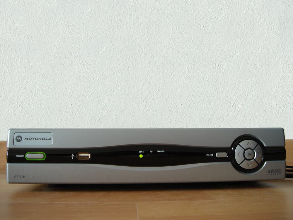 Motorola IP IPTV set-top box — MAG-style operator IPTV receiver with front panel (Wikimedia product photo)